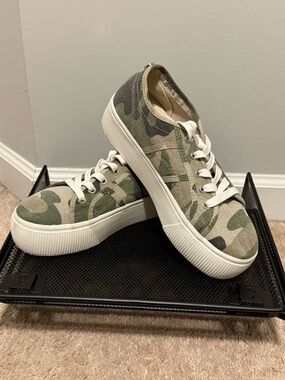 Steve Madden Camouflage Canvas Low-Top Sneakers in Olive and Sage